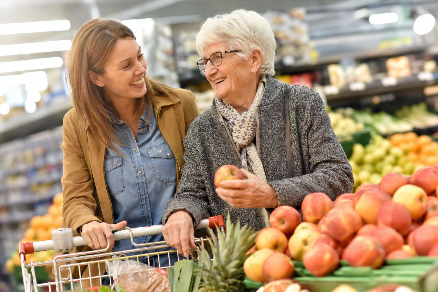 Alltagshelferin begleitet eine Seniorin beim gemeinsamen Einkauf