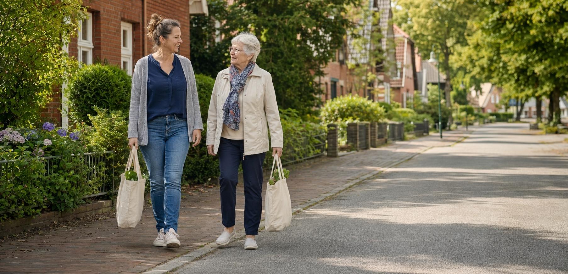 Sanuria Alltagshilfe begleitet eine Seniorin beim Einkaufen in ihrer Wohngegend